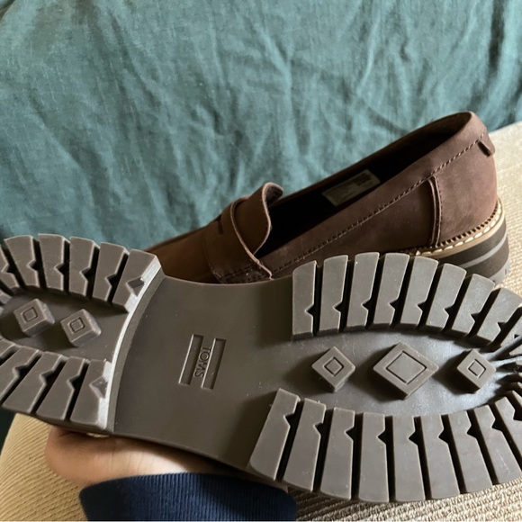 Toms NWOT Women's Brown Suede Loafers - Picture 5 of 7